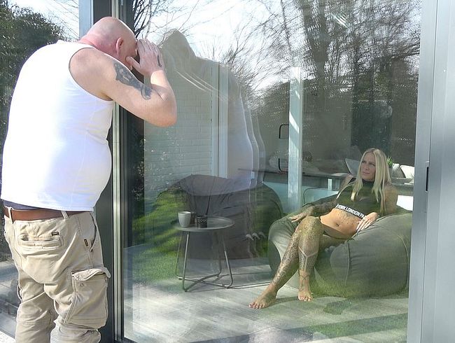 lec* meine fo**e beim facesi***ng | Gartenarbeit mit naturs*** Erfrischung