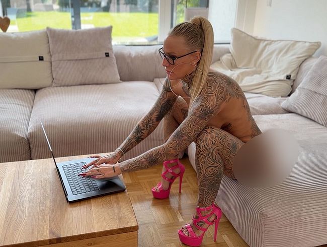 HomeOffice Kontrolle eskaliert | Splitternackt vom eigenen Chef ZERfi**T + XXL Gesichtsbesa**ng