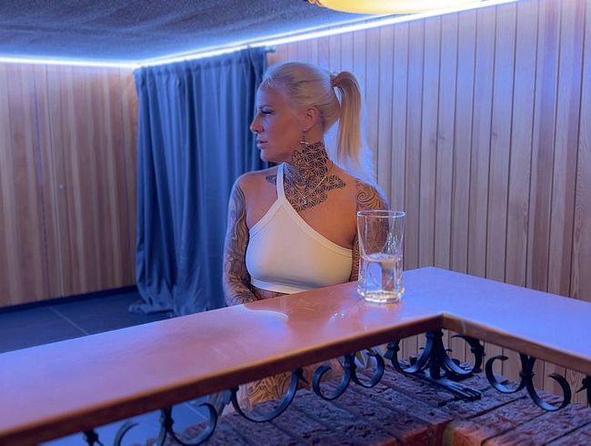 Lara-CumKitten's Porno Video: DREIST | Spontan ABGEpi**T mitten in der Bar
