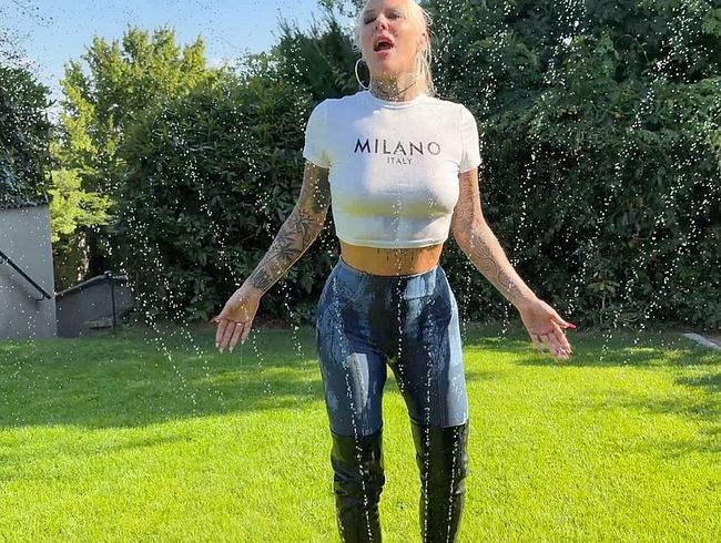Lara-CumKitten's Porno Video: Sommer pi** in Jeans und Stiefeln | Komplett durchnässt