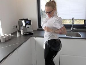 Lara CumKitten Porno Video: sper*ageile LATEX BÜROSCHLAME | dog*y fi** mit XXL Facial